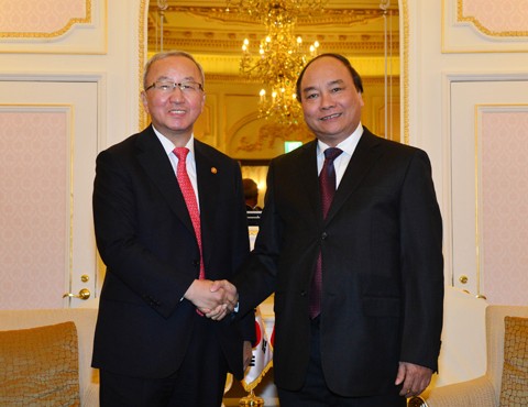 Le vice-Premier ministre Nguyen Xuan Phuc en République de Corée pour parler économie - ảnh 1